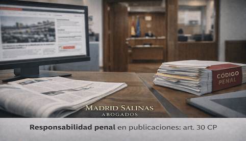 “Mesa con periódico y pantalla de publicación junto a expediente jurídico, ilustrando la responsabilidad penal en medios del art. 30 CP.”
