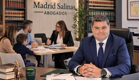 Abogada explicando a un cliente el cambio de residencia del menor y la necesidad de autorización judicial tras el divorcio