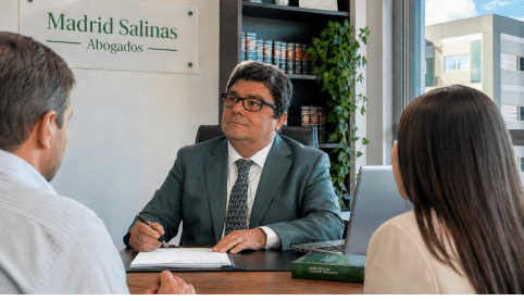 Abogado laboralista asesorando a trabajador presionado para firmar una baja voluntaria en Sevilla.