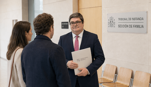 Abogado de familia en Sevilla atendiendo a clientes en el Tribunal de Instancia, Sección de Familia.