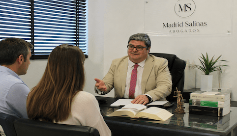 Abogado laboralista en Sevilla asesorando a clientes sobre un traslado laboral o cambio de centro de trabajo.
