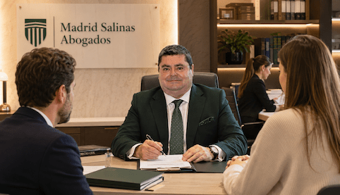 Abogado laboralista en Sevilla asesorando a clientes sobre vacaciones bloqueadas o impuestas por la empresa en el despacho Madrid Salinas Abogados.