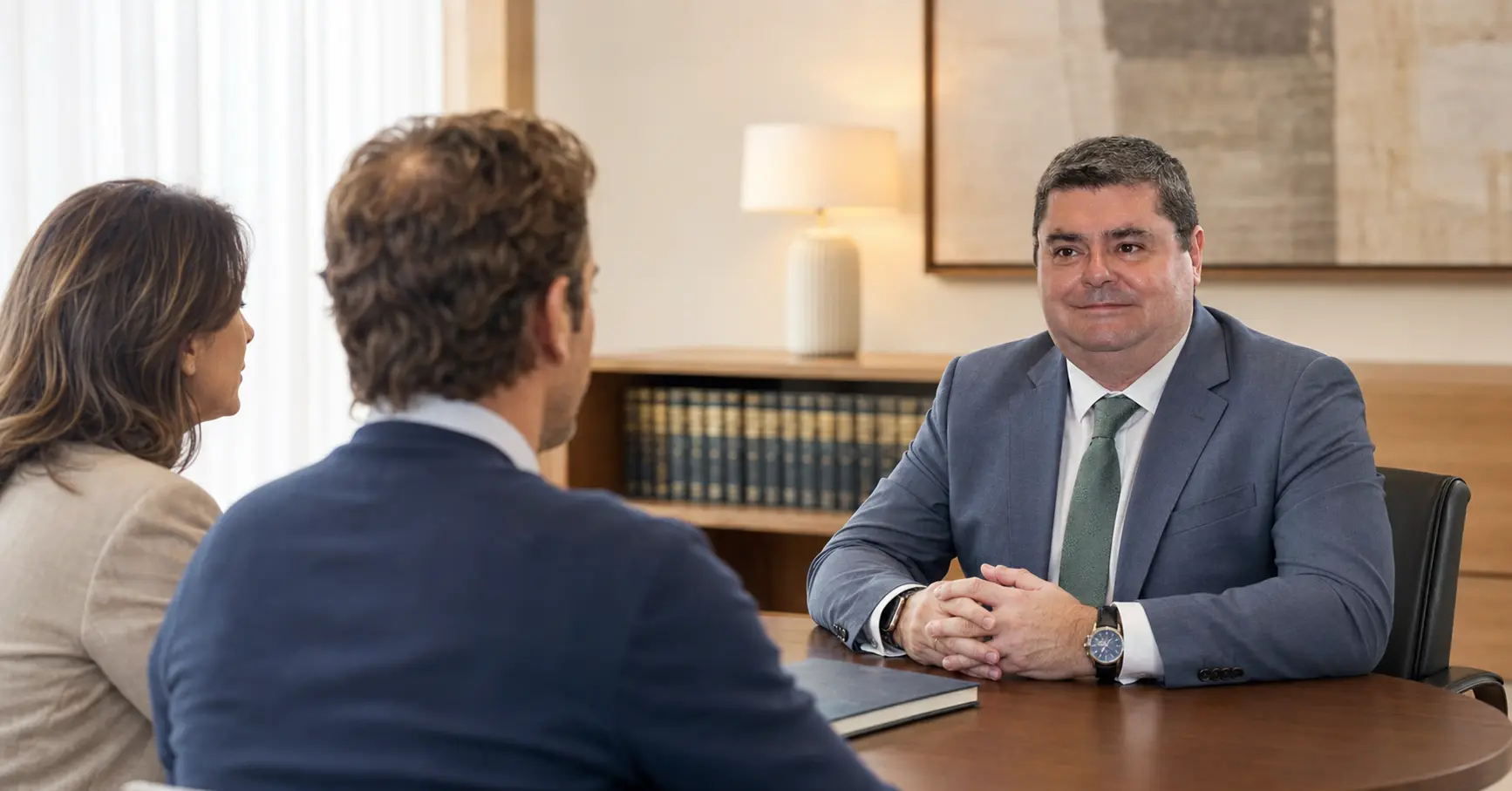 Juan Madrid Salinas, abogado de familia en Sevilla, durante una consulta