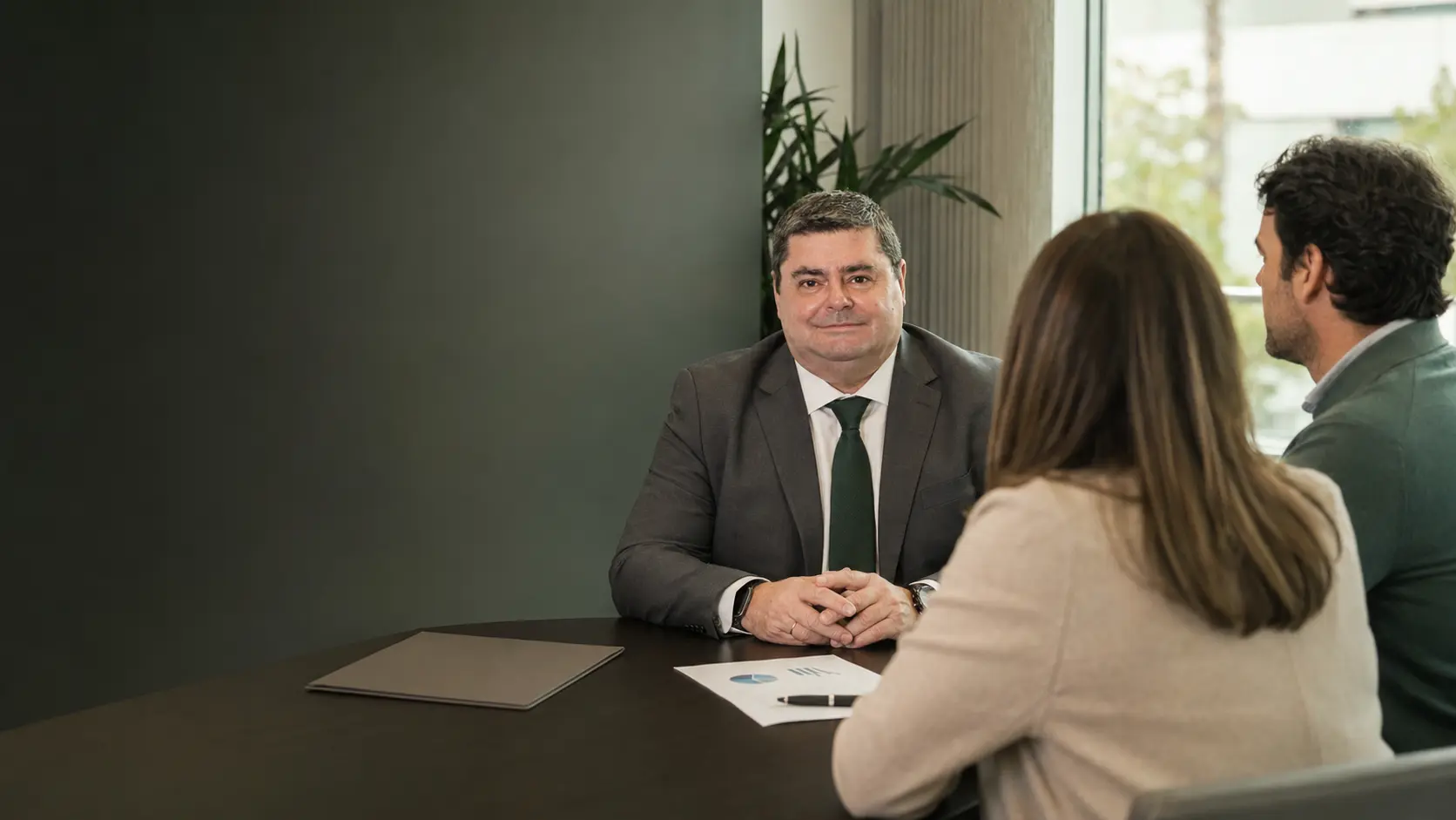 Juan Madrid Salinas atendiendo una consulta sobre la Ley de Segunda Oportunidad en Sevilla