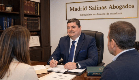 Abogado de Madrid Salinas Abogados asesorando a clientes sobre una herencia bloqueada por un heredero que no contesta.